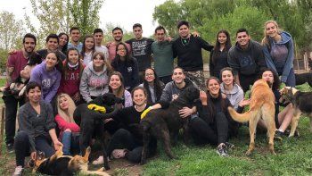 un nuevo grupo de jovenes se suma al refugio de la isla jordan