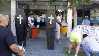 con ataudes, policias retirados protestaron en cipolletti con ataudes, policias retirados protestaron en cipolletti