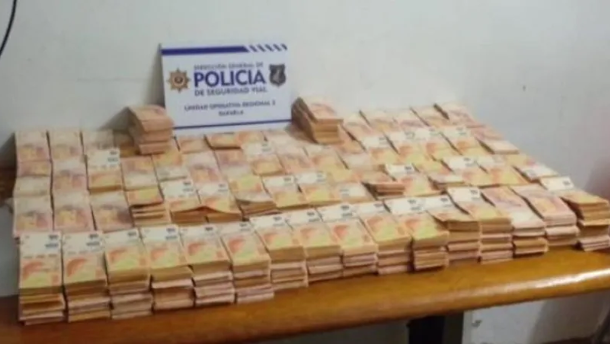 Viajaban con $27 millones en efectivo y no lo pudieron justificar
