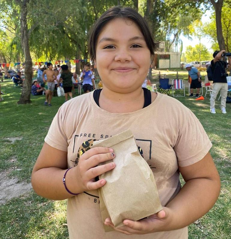Franchesca, la hija menor del matrimonio, reparte los manjares.