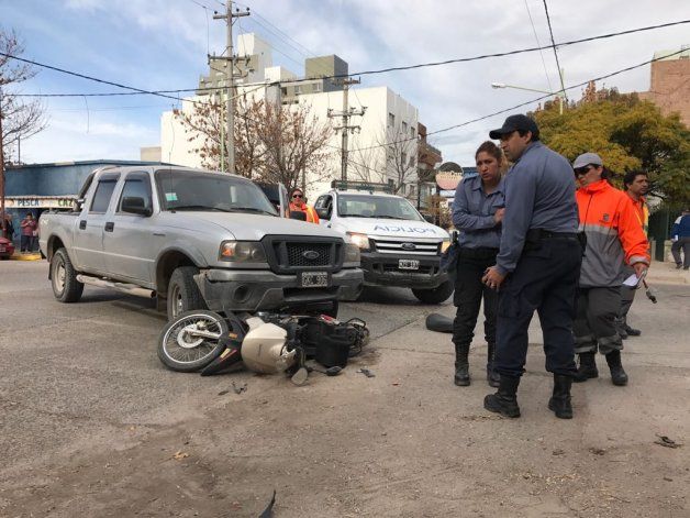 Brutal accidente de tránsito entre una camioneta y una moto en Cipolletti.&nbsp;