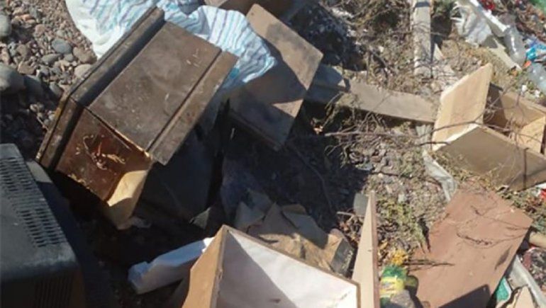 Encontraron ataúdes y cofres tirados en el basural de Fernández Oro