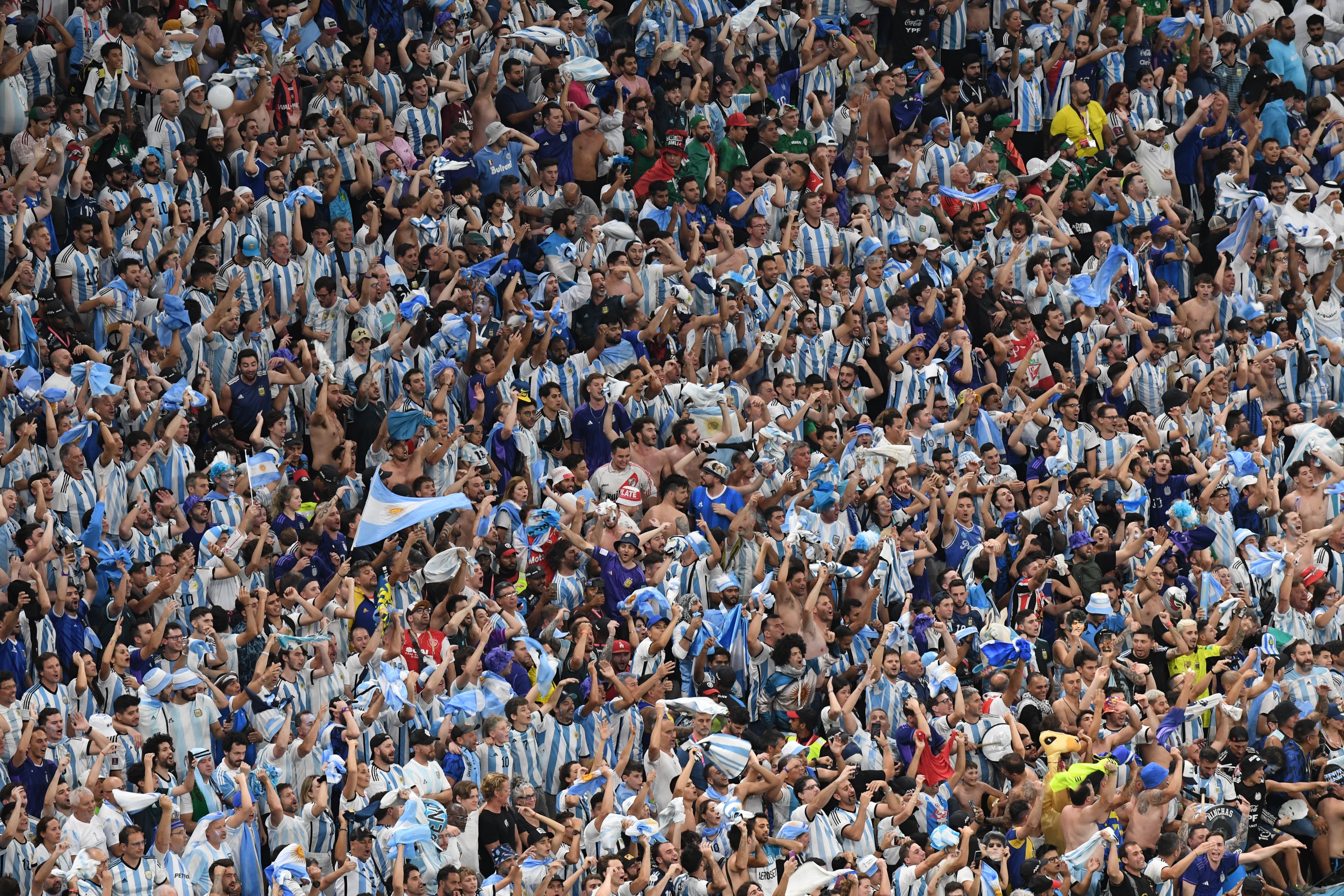 El aguante argentino en el subte y las divertidas promesas de los hinchas