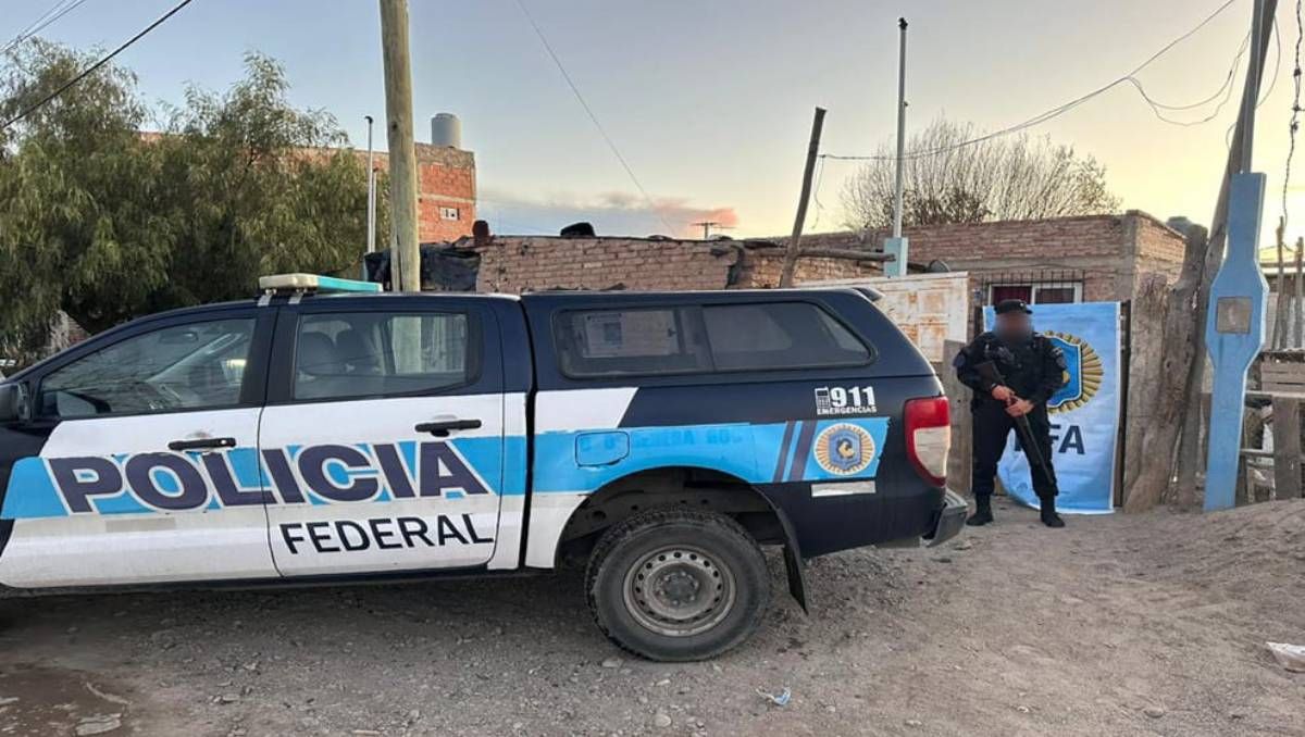 Allanan tres kioscos narco en un día: hallan drogas