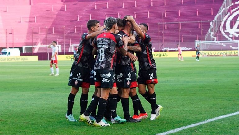 La escandalosa derrota de Huracán con Barracas Central: gol mal anulado y penalazo no cobrado