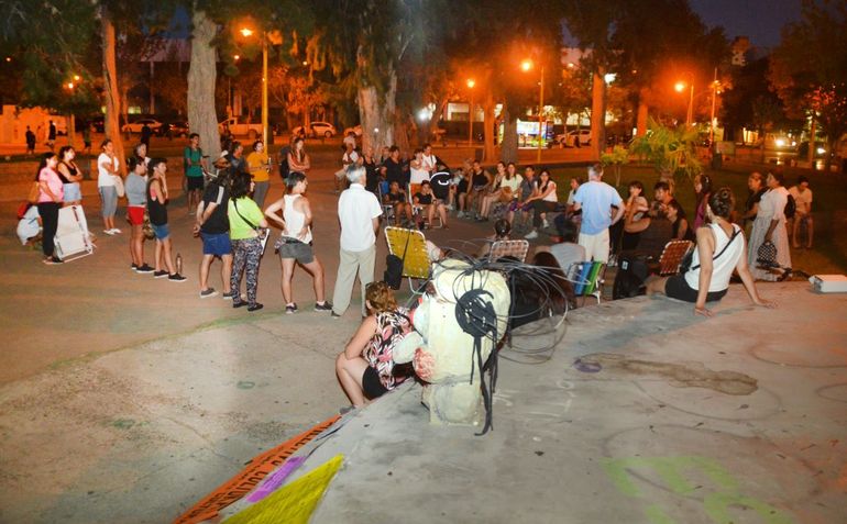 Los manifestantes se concentraron en la plaza San Martín. Protestan contra las medidas del gobierno de Milei. 