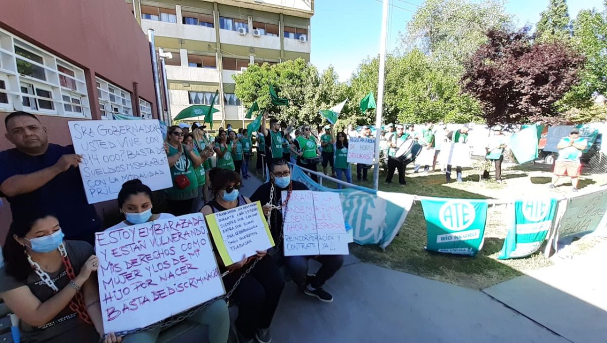 Estatales despedidos se encadenaron a un hospital en la protesta de ATE