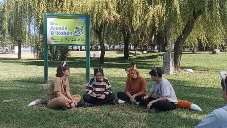 Una imagen colorida e inédita. El grupito Therian compartió un momento agradable en un espacio público de Cipolletti.