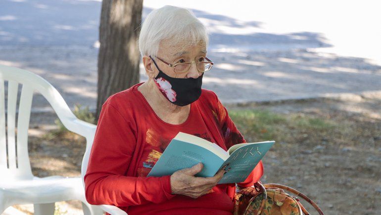 Ella decidi&oacute; llevarse un libro mientras espera su turno para la vacuna.&nbsp;