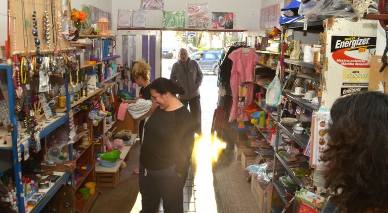 El garage cipoleño que se viste de feria tres días por mes