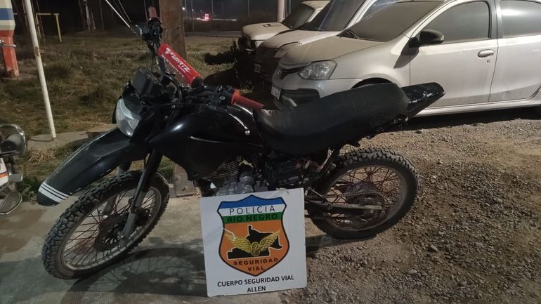 La moto secuestrada en Allen era conducida por un joven de 19 años. La alerta fue por circular sin patente.