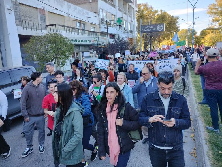 El centro de Roca se vio colmado por los manifestantes. 