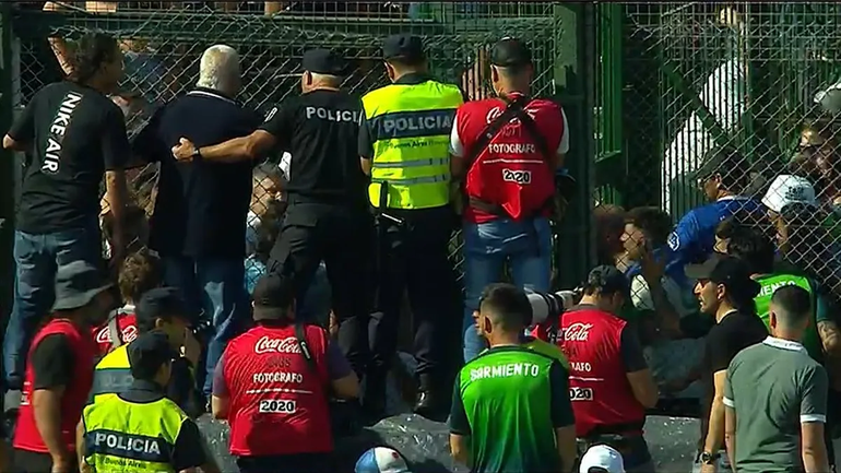 ¡A las piñas! Se enfrentaron hinchas de Sarmiento y de Boca