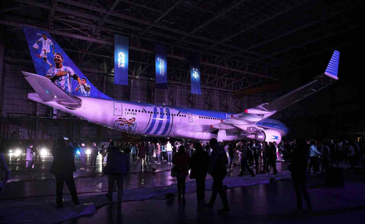 Presentaron el avión que llevará a los hinchas argentinos al Mundial