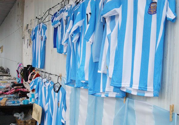 El Mundial ya empezó a jugarse en el comercio local