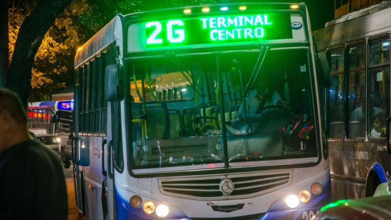 De terror: una pasajera invisible le pide parada a un colectivero