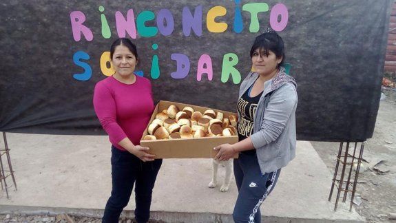 Arman canastas navideñas para las familias en el comedor de El 30