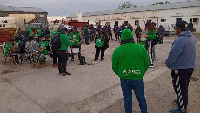 ATE denuncia que les mandaron matones a una movilización en Sierra Grande