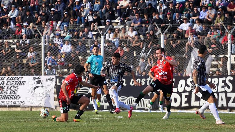 El arbitraje que dejó a Cipo sin tres puntos claves generó polémica a nivel nacional.