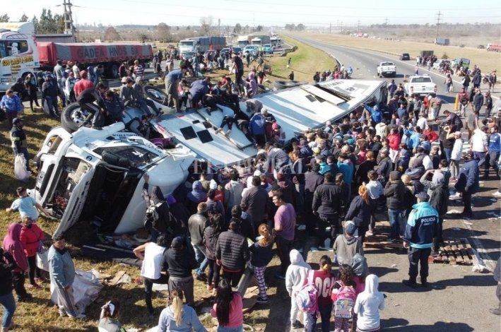 Saquearon un camión que volcó en Buenos Aires