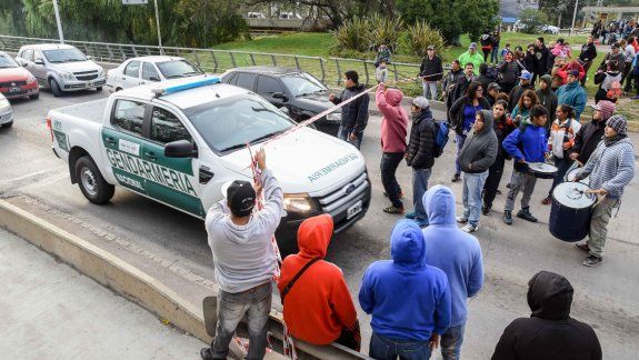 Integrantes de una cooperativa de trabajo de Neuquén cortaron ayer el tránsito en la zona de los puentes y generaron un gran trastorno en el tránsito.