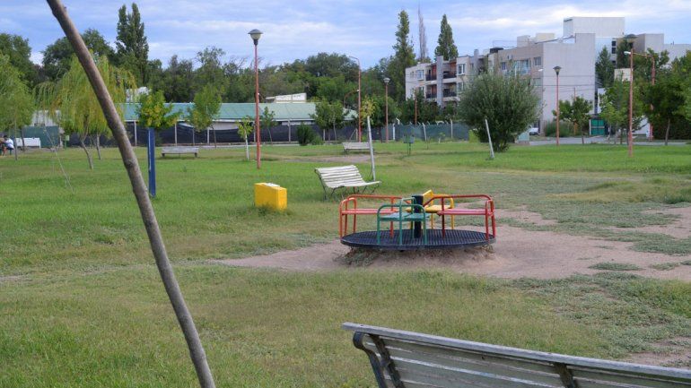 En la plaza del 12 de Septiembre varios perros murieron envenenados. El Municipio les pidió a los vecinos que no lleven a sus mascotas por un mes.