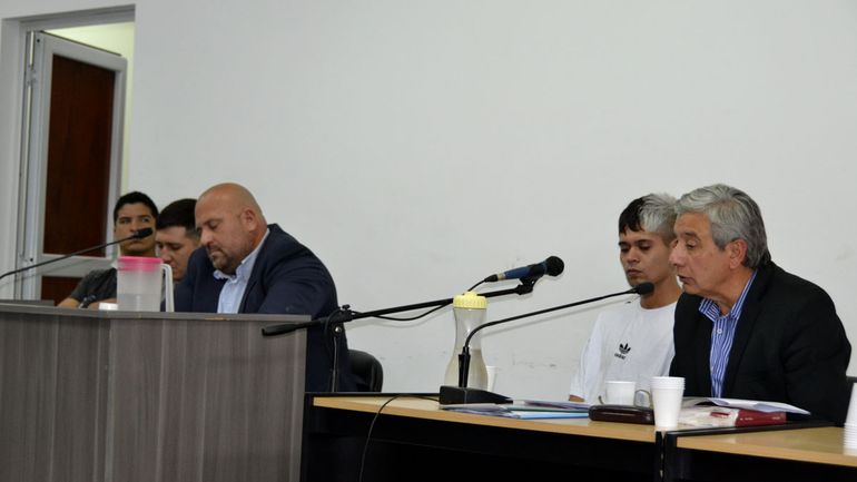 Los dos acusados con sus abogados defensores