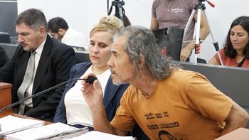 Roberto Uriarte, papá de Otoño, junto a su abogada, Gabriela Prokopiw.