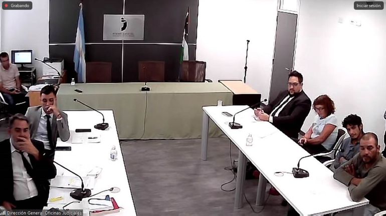 La audiencia de formulación de cargos se realizó este lunes. Los acusados aparecen abajo a la derecha. Fueron imputados y quedarán cuatro meses en prisión preventiva. La audiencia de formulación de cargos se realizó este lunes. Los acusados aparecen abajo a la derecha. Fueron imputados y quedarán cuatro meses en prisión preventiva.