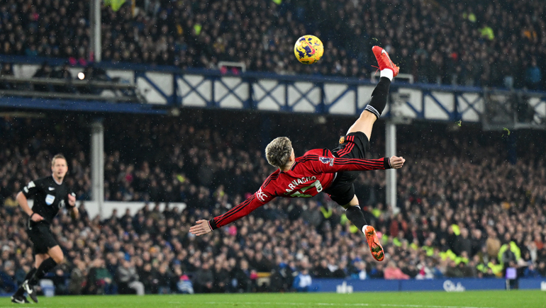 Alejandro Garnacho y un movimiento espectacular para anotar el 1-0 del Manchester United.&nbsp;