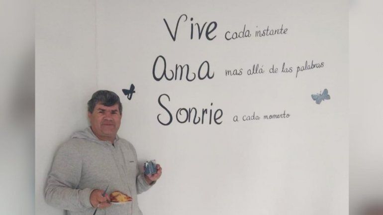 Ruso, el letrista pintor de las frases positivas en las comisarías