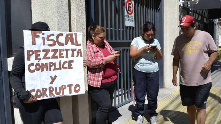 La familia Retamal junto a organizaciones pol&iacute;ticas y sociales, se expresaron en la puerta del edificio municipal.