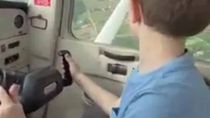 video: un nene piloteo una avioneta y desato la polemica