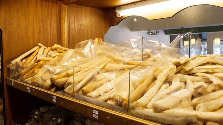 En los locales habilitados ya casi no pueden competir con el precio del pan de los comerciantes truchos.