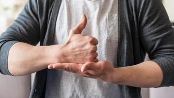 El proyecto establece que las interpretaciones en Lengua de Señas deberán realizarse “a manos descubiertas”.