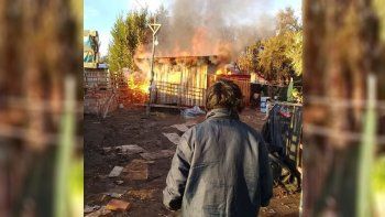 el fuego destruyo una casa y toda una familia se quedo en la calle