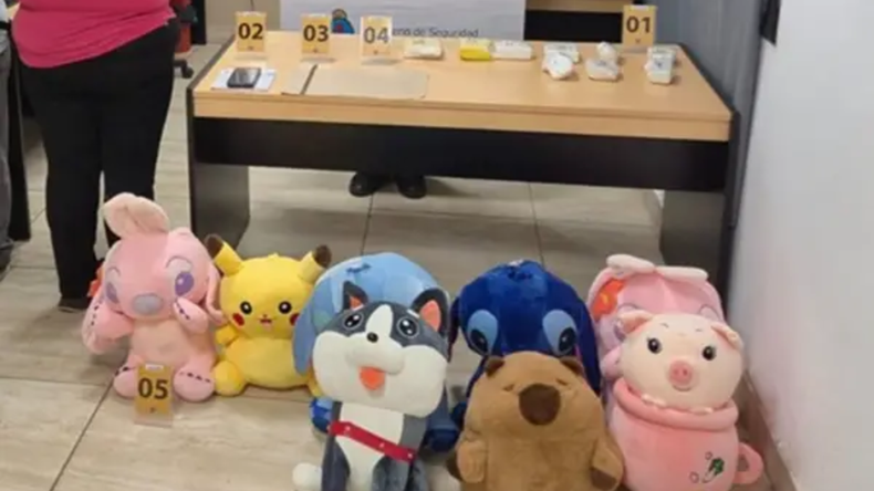 Una mujer llevaba más de dos kilos de cocaína escondidos dentro de osos de peluche