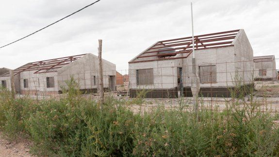 Las obras están detenidas y hay preocupación entre los beneficiados y los trabajadores del gremio UOCRA.