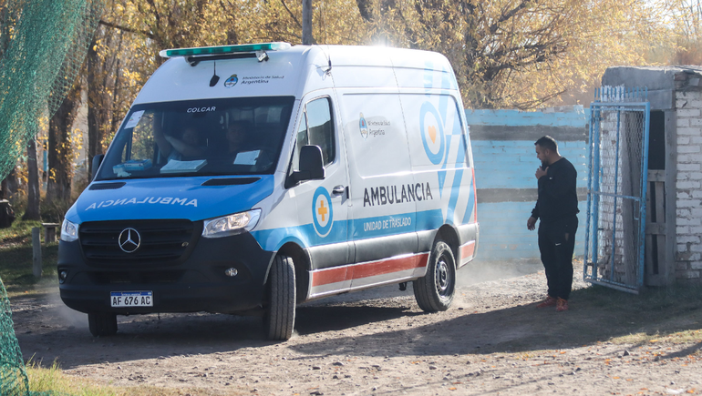 La ambulancia ingresando a la cancha