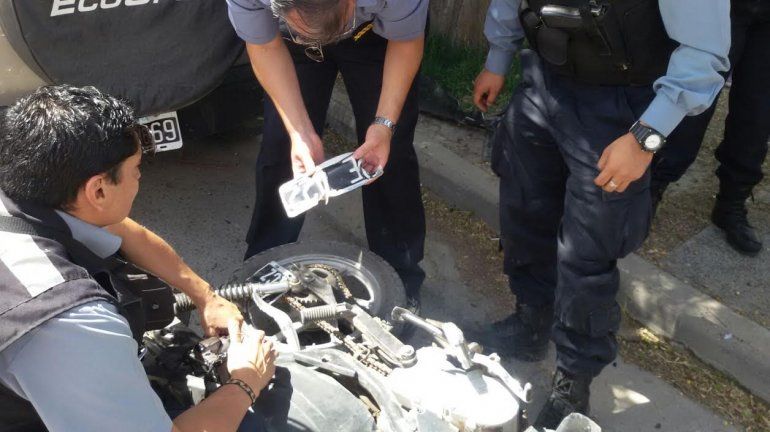 Escapaba de un control de tránsito y lo chocó un auto que se dio a la fuga