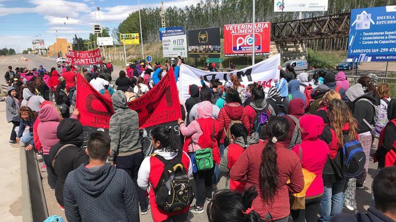Organizaciones sociales cortan el tránsito en el acceso a los puentes carreteros