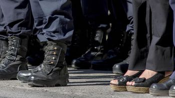 La joven policía denunció a un superior por acoso y manoseos. Ocurrió en una comisaría del Alto Valle. | LMCipolletti.com La joven policía denunció a un superior por acoso y manoseos. Ocurrió en una comisaría del Alto Valle.