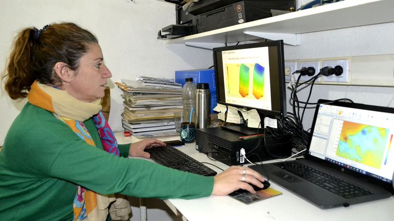 La geóloga María Inés Gil investiga y registra el comportamiento diario del campo magnético de la Tierra, sus cambios y anomalías.