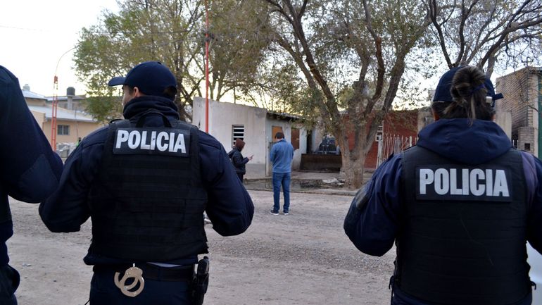 La Policía ingresó al aguantadero para inspeccionar y retirar objetos de interés previo a la demolición.