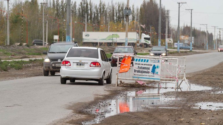 En algunos lugares los automovilistas se ven obligados a cruzarse de carril.