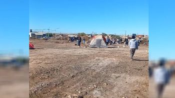 Una toma de tierras genera tensión entre vecinos de Allen. Una toma de tierras genera tensión entre vecinos de Allen.
