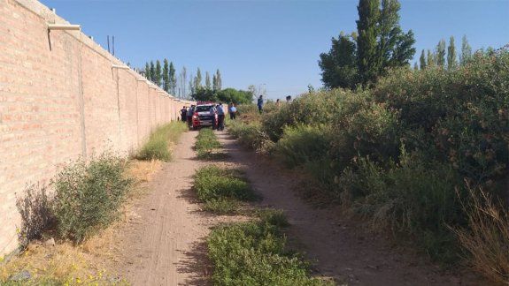 Hallan muerta a una joven que se tiró al canal de riego en Centenario y desapareció