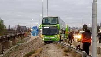 las fotos mas impactantes del micro que casi cae del puente: panico y demoras