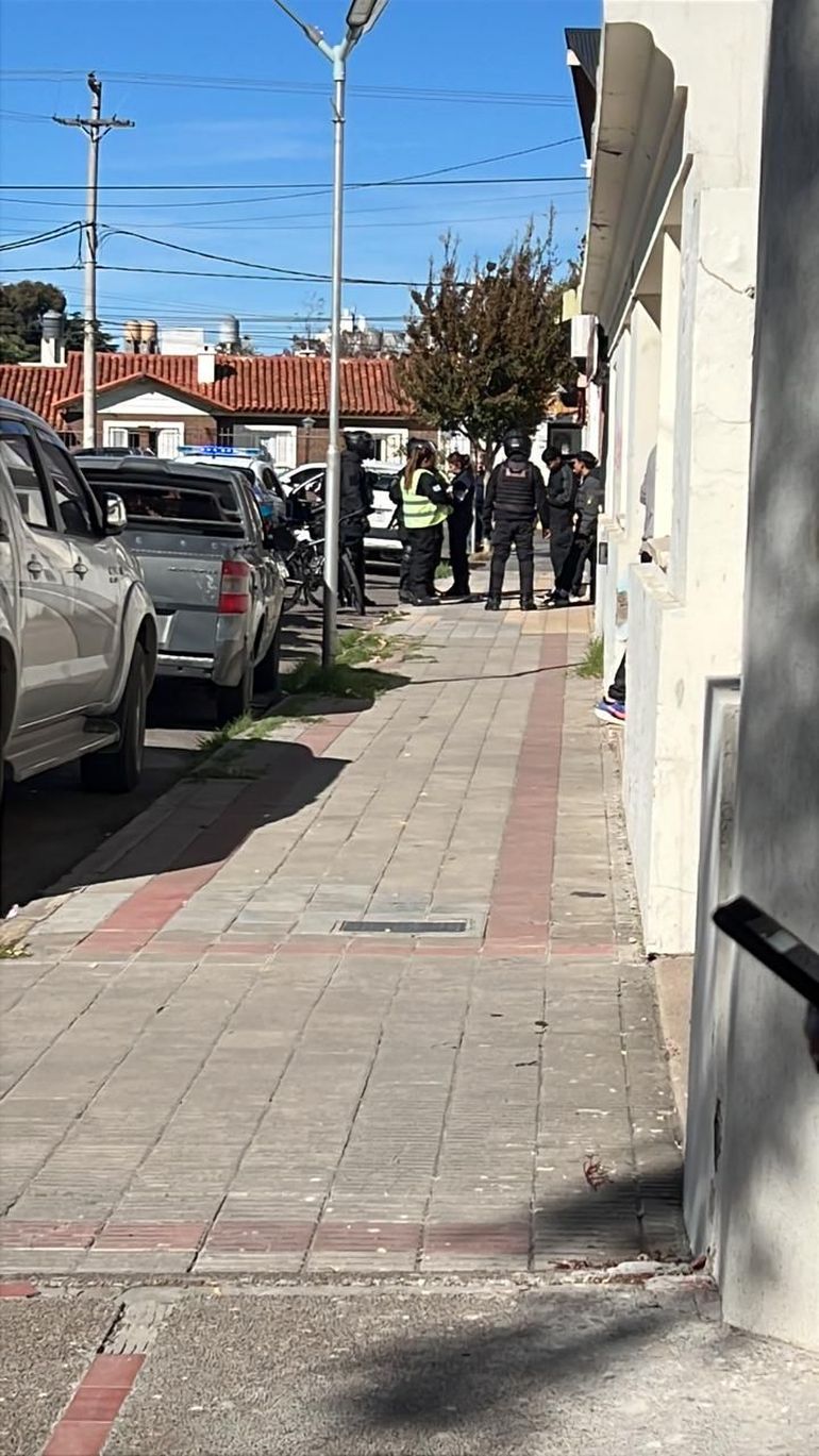 El agresor descartó el arma cuando llegó la Policía. 
