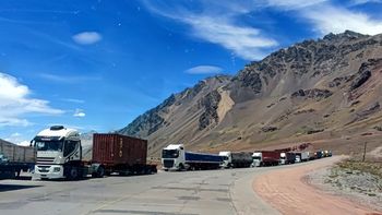 por cambios de criterios en chile, hay 2.700 camiones varados 